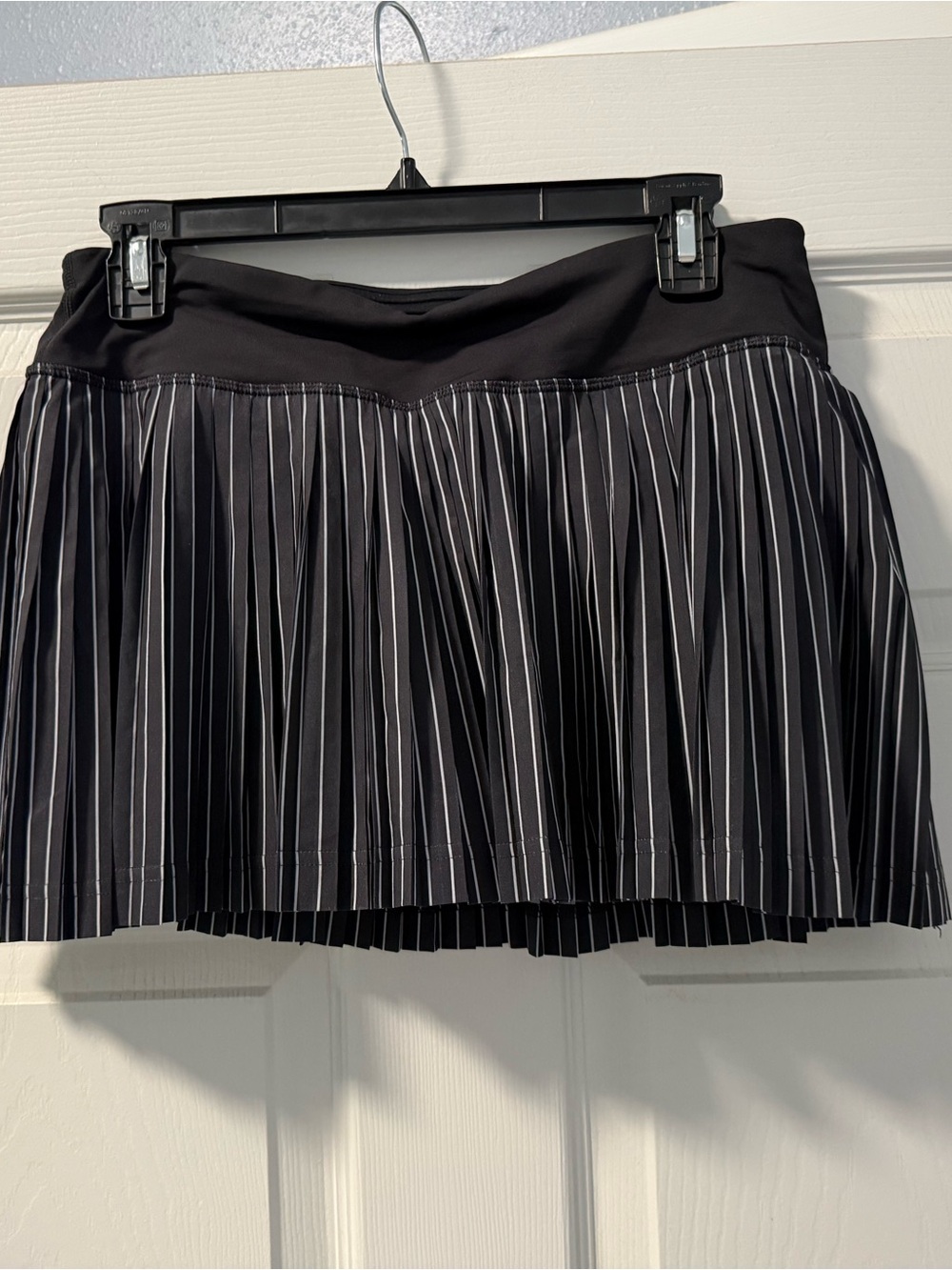 lululemon athletica Black Pinstripe Pleated Skort, size 6 VGUC